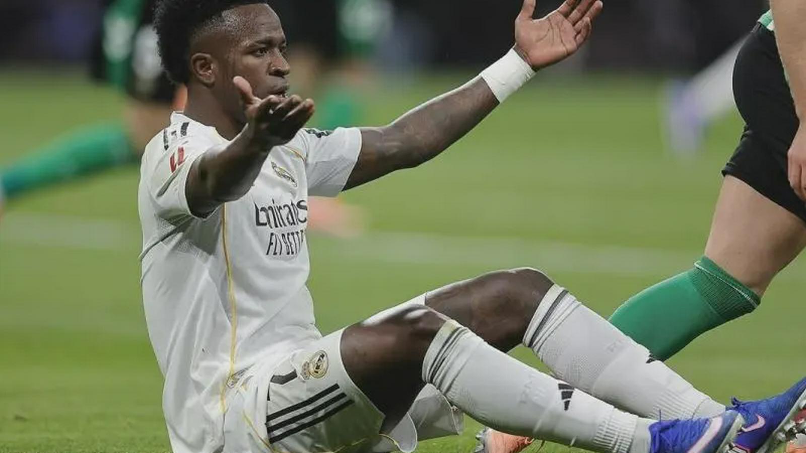 皇冠体育独家专栏:近18场0球!1.5亿巨星再遭皇马球迷狂嘘 被换下黑脸+赛后径直离场